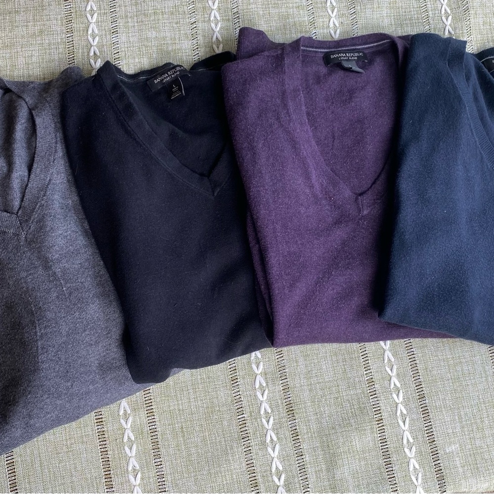 Lot of 4 Men’s Banana Republic v-neck sweaters large
